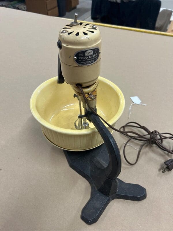 Food mixer electric- with bowl and beaters vintage knapp-monarch company St. Louis, Missouri - Image 6