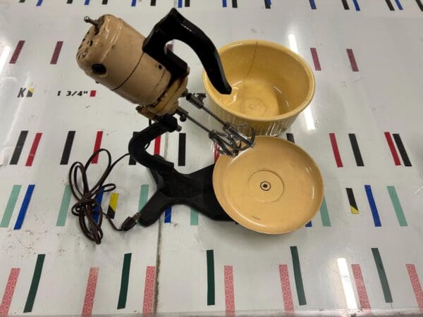 Food mixer electric- with bowl and beaters vintage knapp-monarch company St. Louis, Missouri - Image 3
