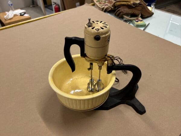 Food mixer electric- with bowl and beaters vintage knapp-monarch company St. Louis, Missouri